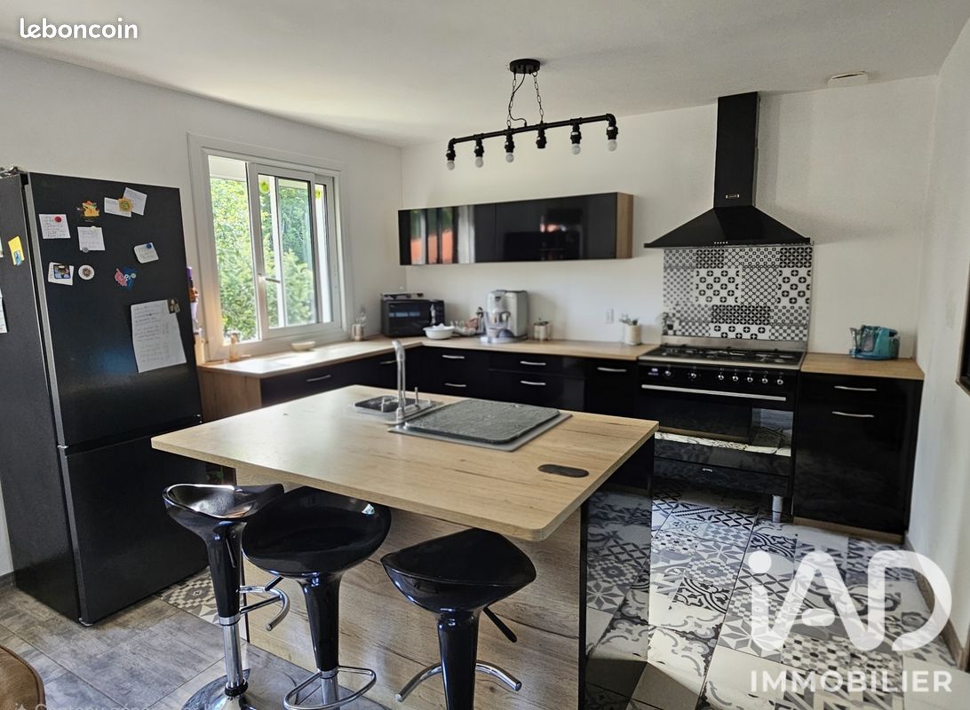 Maison 7 pièces 169 m² · à Saint-Georges-des-Coteaux · 169 m² · 328 000 €