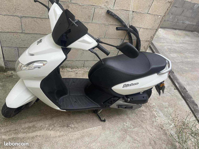 Scooter Peugeot Kisbee 50cc Streetline Accidenté - Pour Pièces Ou Réparation