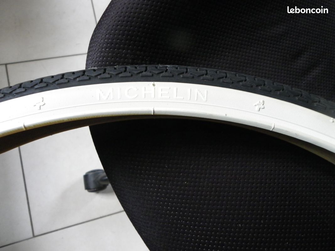 Pneu Michelin World Tour 650x35A (26x1 3/8) Noir - Ville/urbain - Rigide - Neuf