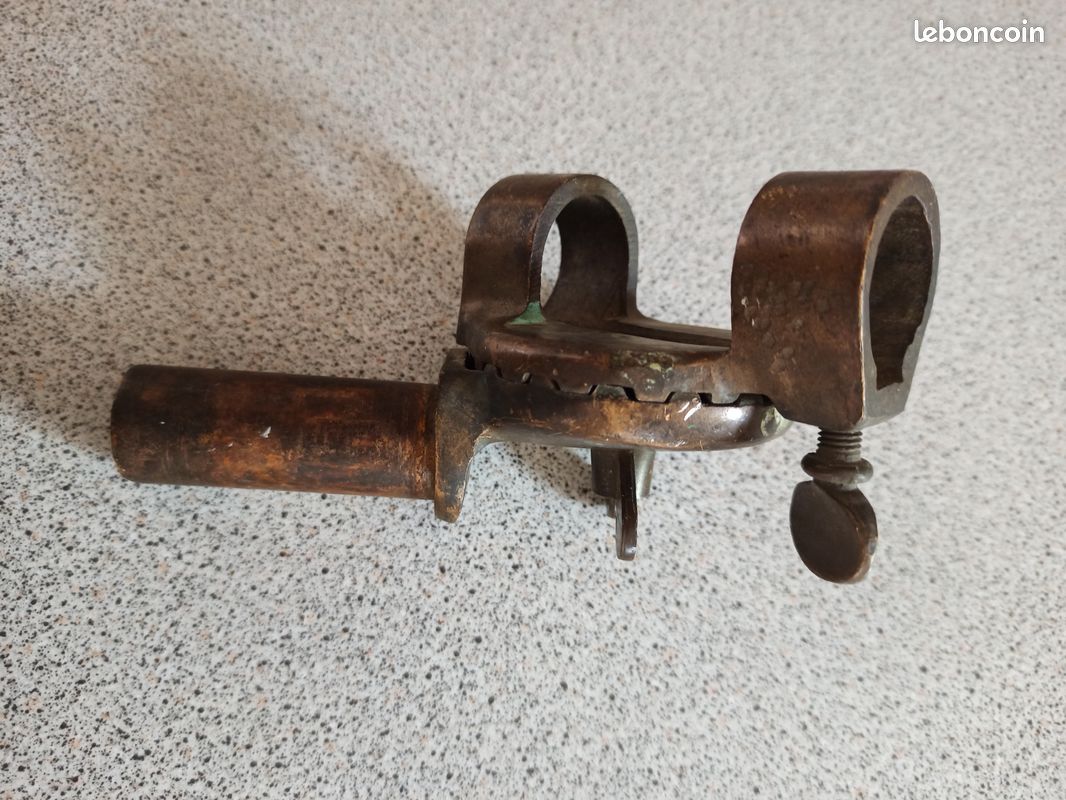 Porte Canne à Pêche Vintage Années 50 – Cuir Patiné, Ceinture, Déco Cabine