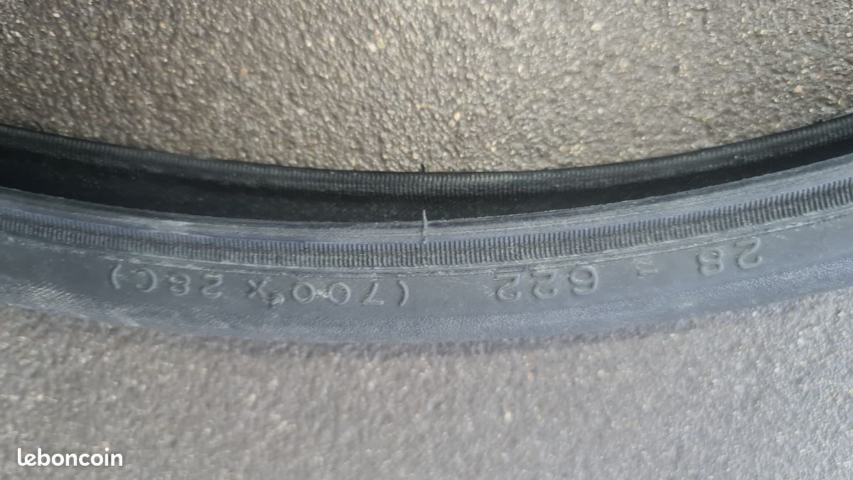 Pneu vélo route (image 2)