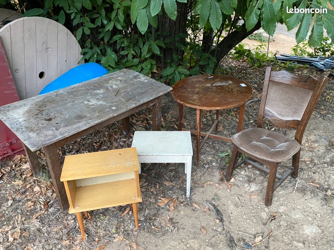 Table rectangulaire en bois (image 1)