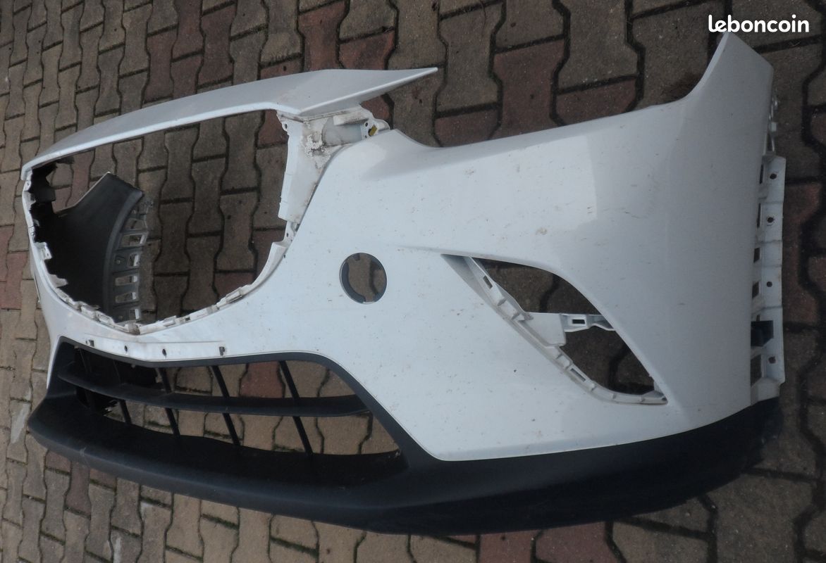 Pare chocs avant blanc pour Volvo V40 du 29-03-2016 - Il a subit un choc central et a été réparé - Front bumper white for Volvo V40 from 29-03-2016 It has suffered a central shock and was repaired (image 2)