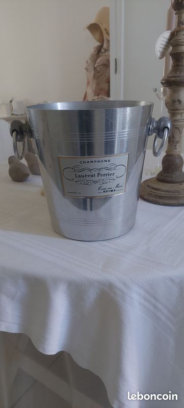 Seau à champagne Laurent Perrier vintage : Seau à champagne en aluminium avec poignée en cuir - France