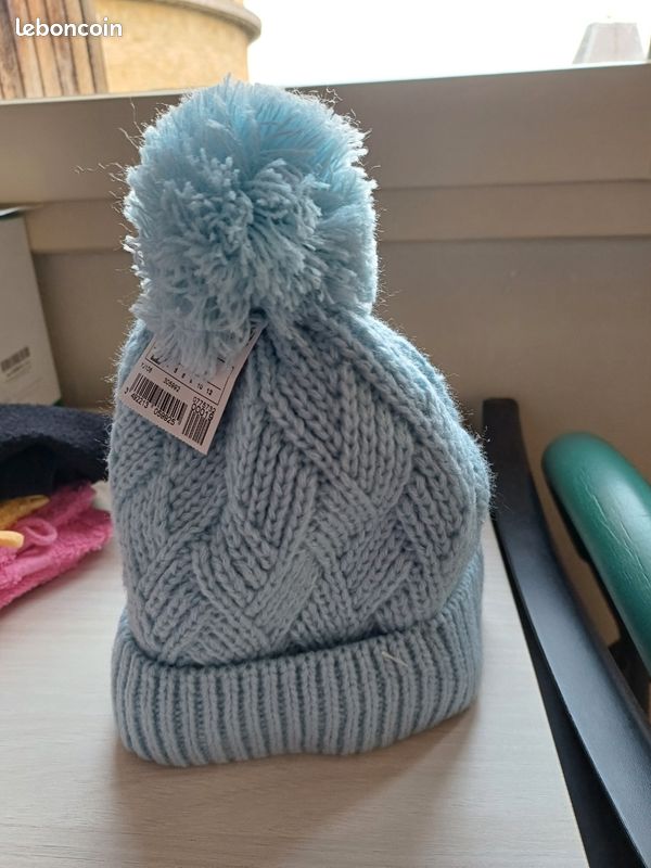 Bonnet enfant en maille tressée avec pompon bleu- Kiabi 2/3 ans