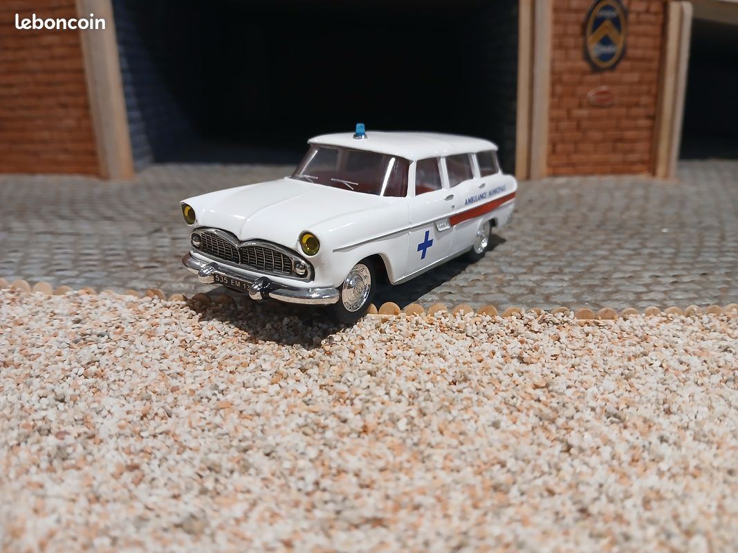 Voiture Simca MARLY 1960 Ambulance Municipale échelle 1/43 Vendu sans boîte - Modélisme