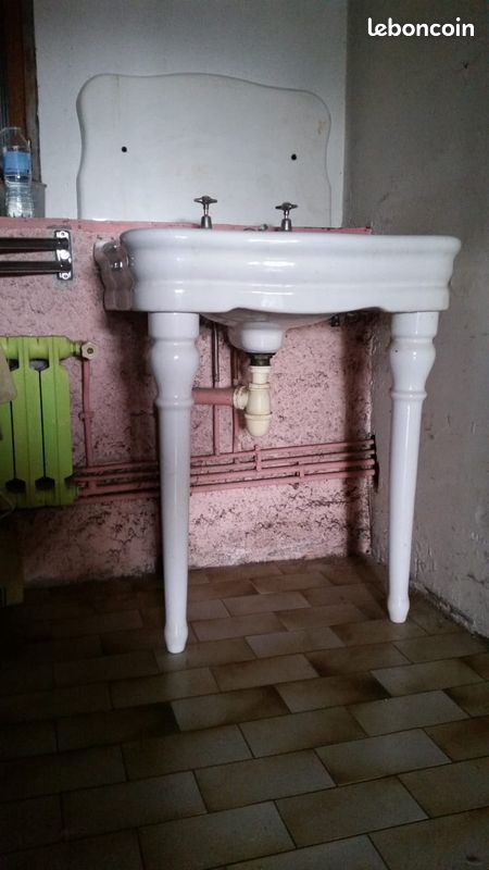 Superbe lavabo 1900 robinetterie d'origine à réviser. Minuscules traces d'usage. Hauteur vasque 90 cm , largeur 70 cm . Plaque arrière 70 de large sur 40 de haut (image 1)