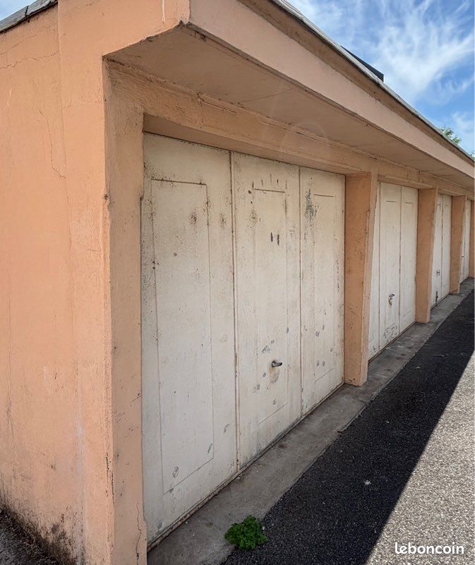 Garage fermé à vendre – Vénissieux limite Lyon 8 – Secteur Francis de Pressensé · 15 000 €