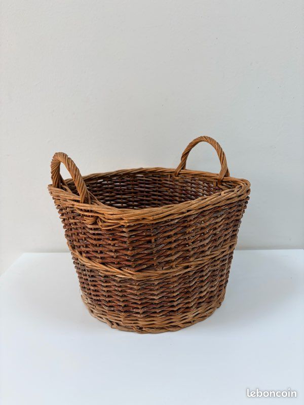 Grand panier en osier tressé avec rebord en paille. Idéal