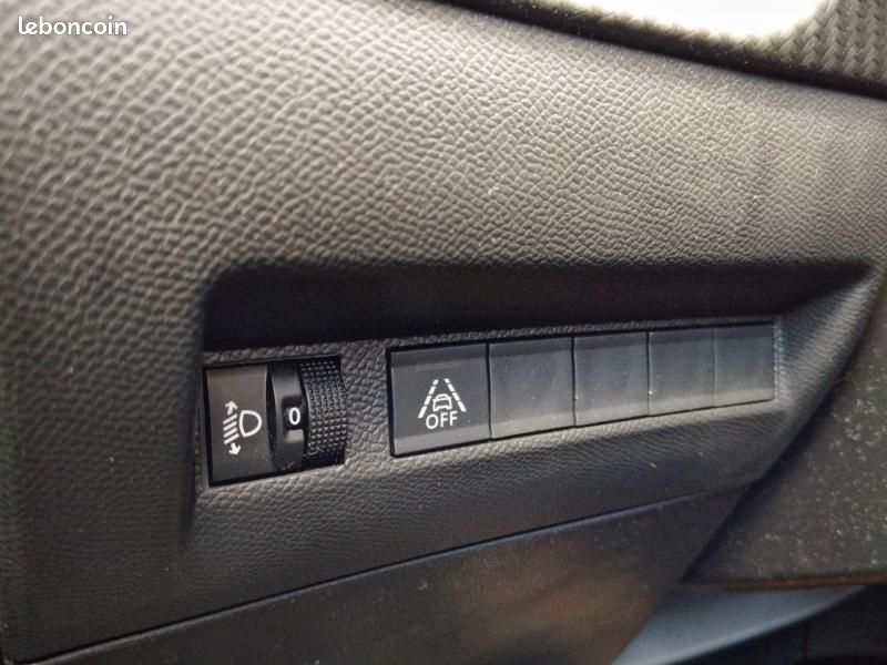 Peugeot 208 1.2 PureTech 100ch S&S Style (image 13)