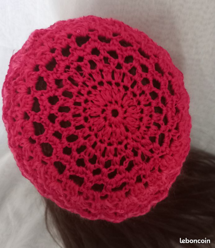 Bonnet femme rose fuchsia avec paillettes fait main au crochet (image 3)