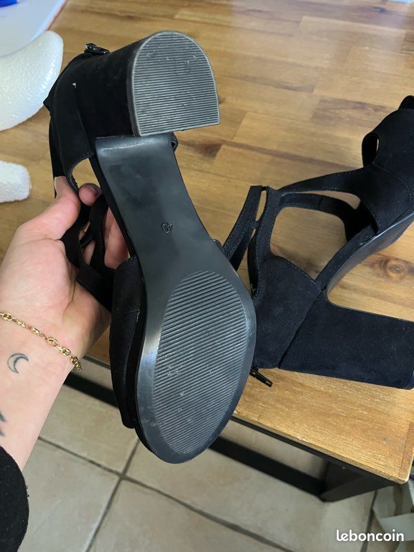 Chaussures ouvertes noires à talon (image 5)