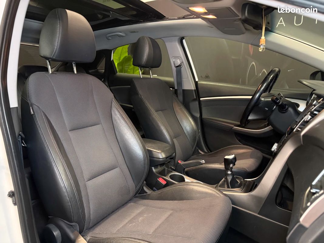 HYUNDAI i30 1.6 CRDi 128 Pack Premium TOIT OUVRANT / SIEGES CHAUFFANTS (image 12)