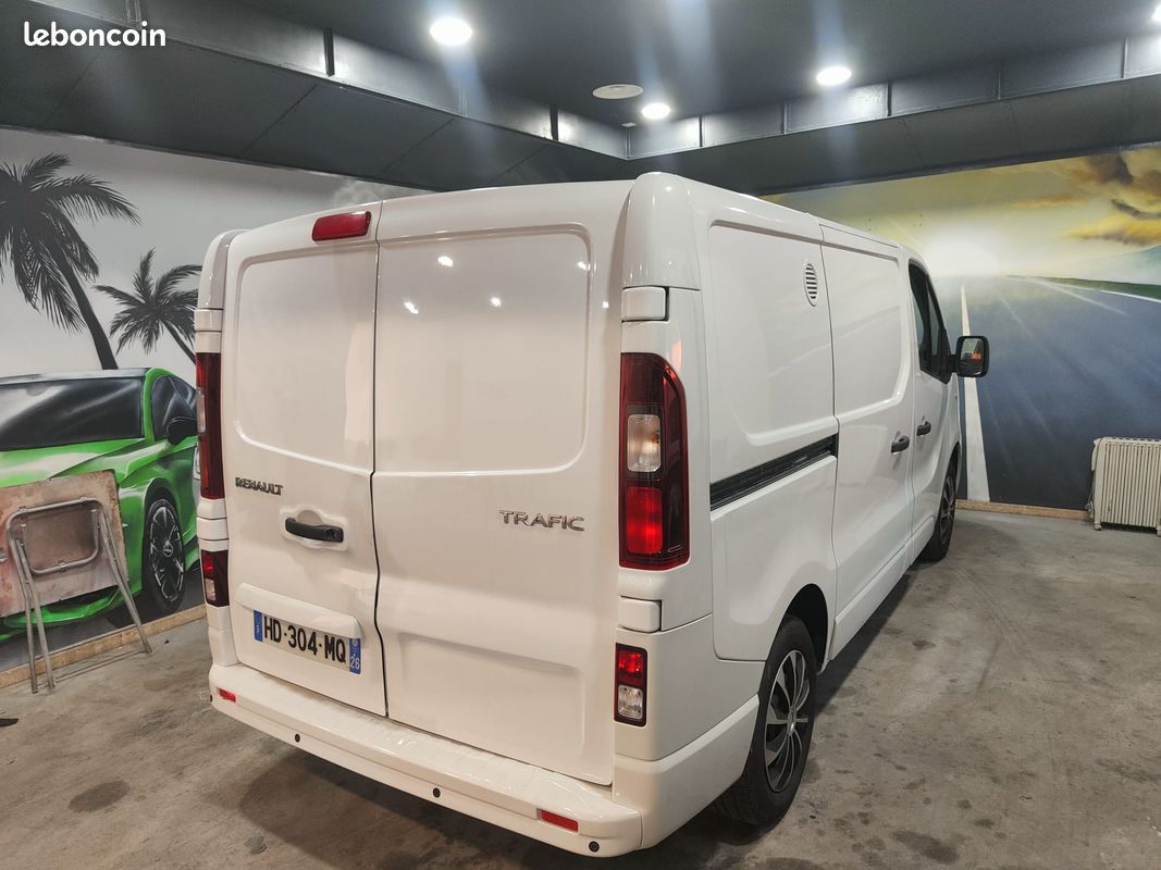 Renault Trafic III Fourgon L1H1 1.6 dCi 90ch Stop&Start Confort - ENTIEREMENT REPEINT (image 2)