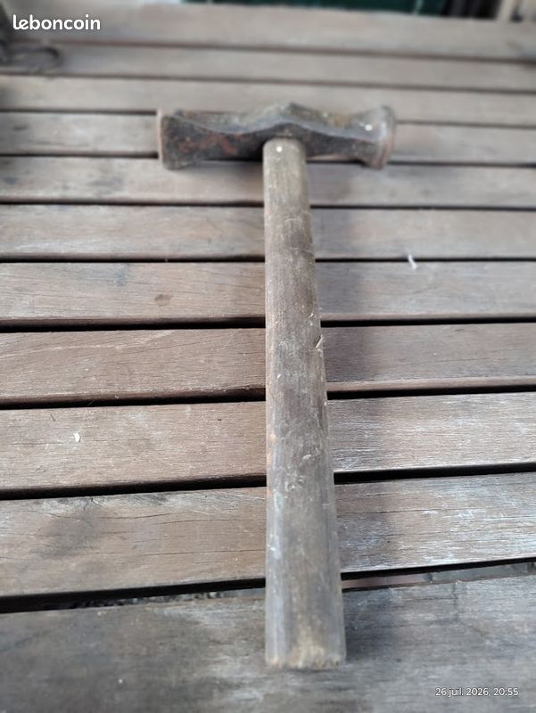 Marteau ancien à double facepanne croisée, typique des outils de forge ou de travail des métaux (image 1)