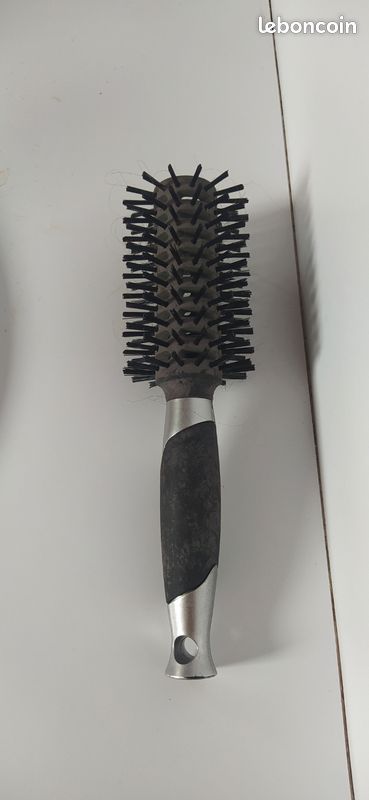 Brosse à cheveux neuve (image 2)