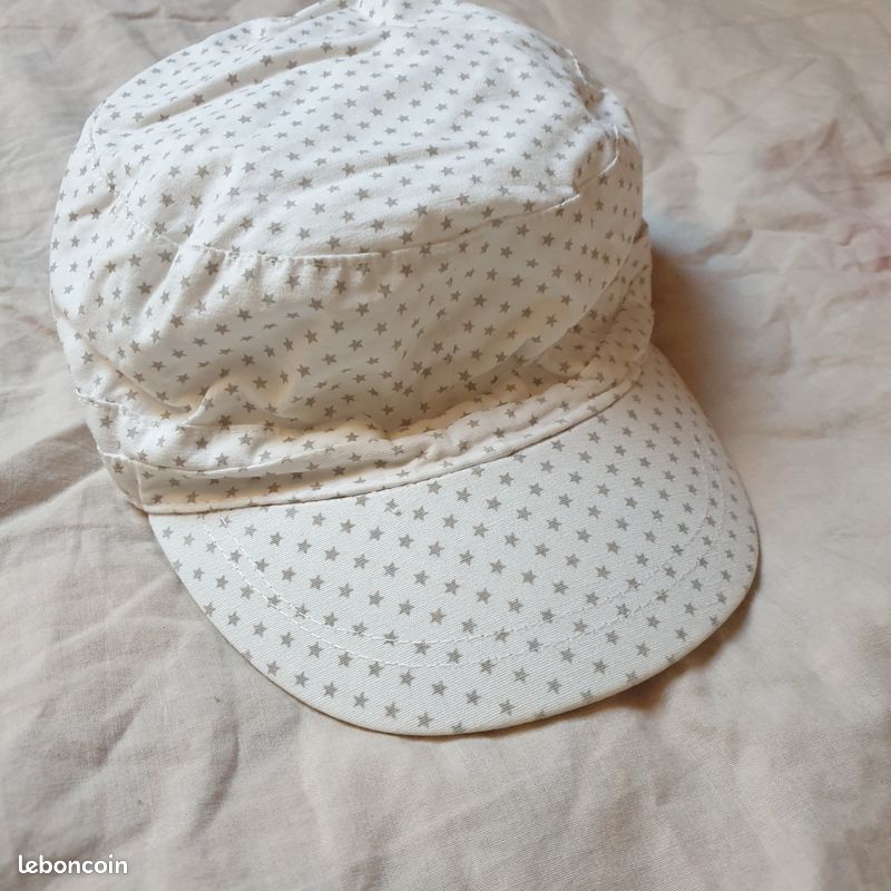 Casquette fille taille 55 lavable blanche avec étoiles grises (image 1)