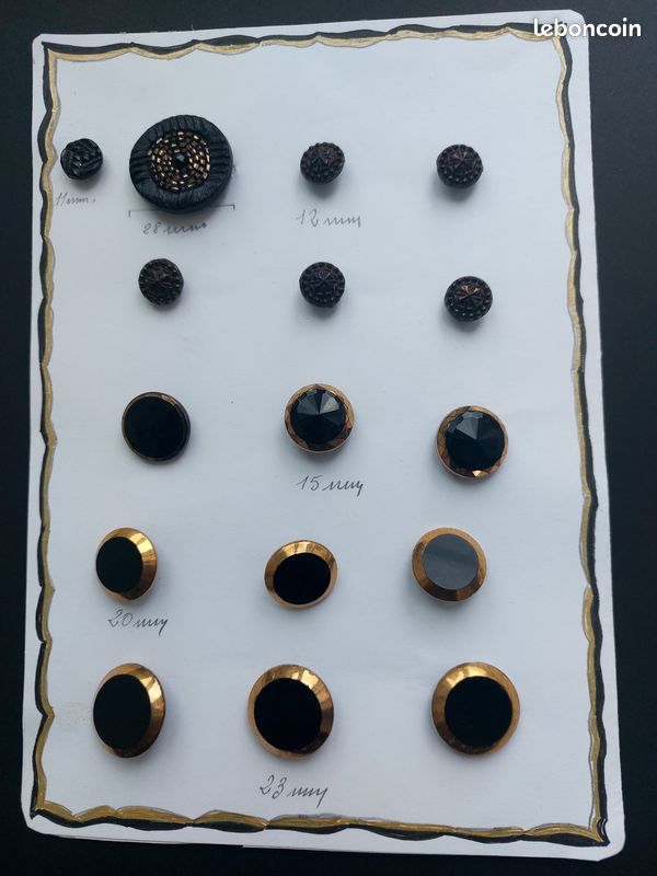 Lot 16 boutons anciens jais et verre (image 1)