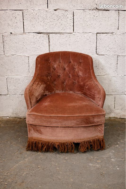 Fauteuil crapaud vintage vieux rose en velours (image 1)
