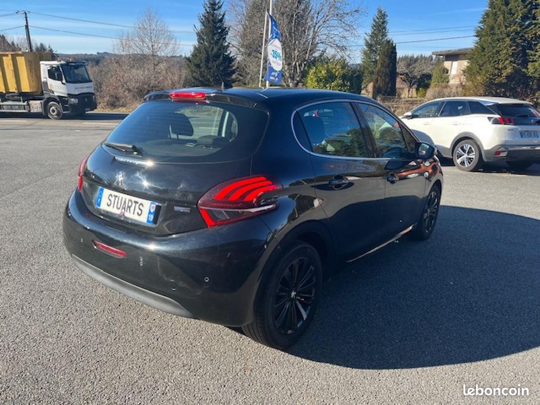 PEUGEOT 208 1.2i Pure Tech - 110 Allure + Apple CarPlay + Radars Arrière + Clim Auto (image 3)