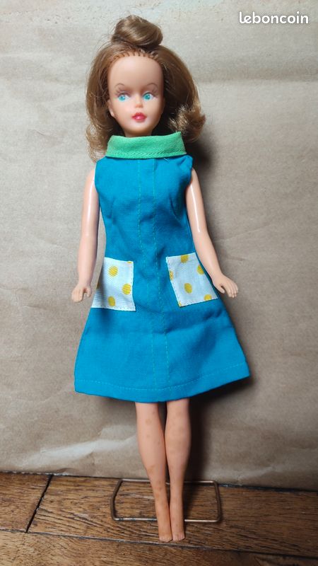 Robe et accessoires vintage pour la poupée mannequin tressy à Épinay