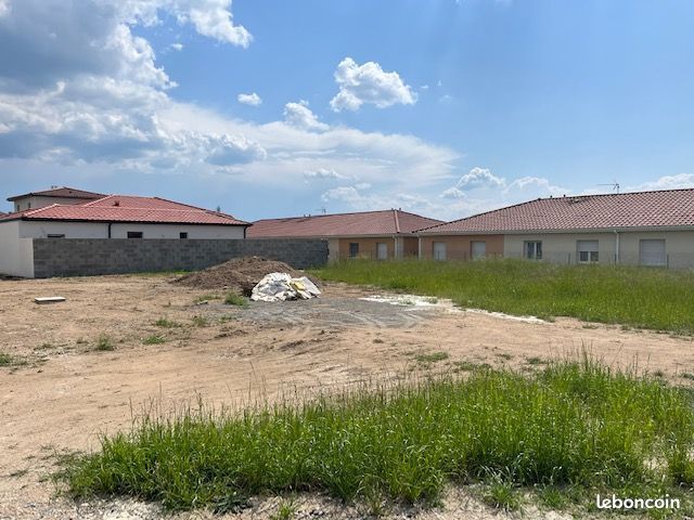 Terrain à bâtir de 620 m² à VEAUCHE (42) · 139 000 €