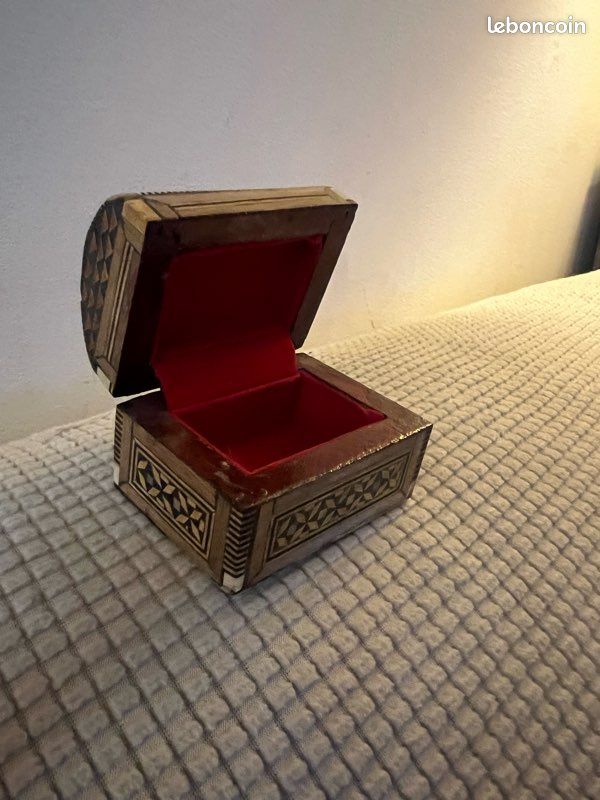 Petit coffre en marqueterie (image 1)