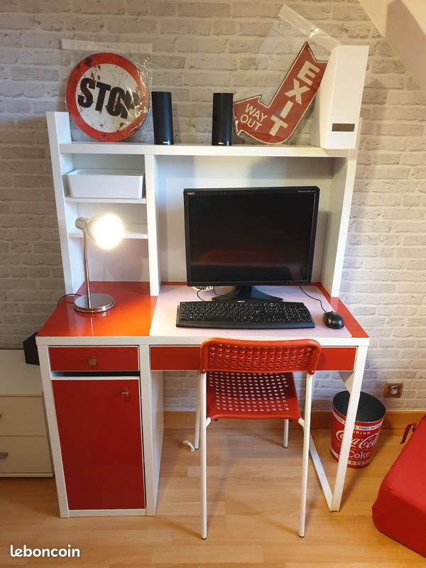 Bureau IKEA avec une chaise État neuf