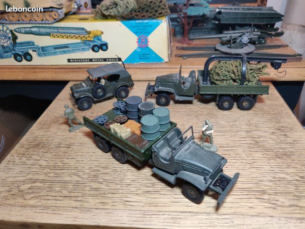 DINKY TOYS, camion GMC militaire baché de l'armée francaise