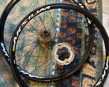 Paire de roues Mavic Aksium Race Shimano 700c - Équipements vélos Paire de roues Mavic Aksium Race Shimano 700c - Équipements vélos