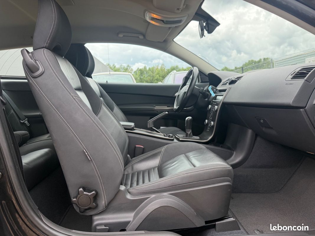 Volvo C30 2.0 D4 177 R-Design CUIR XENONS (image 5)