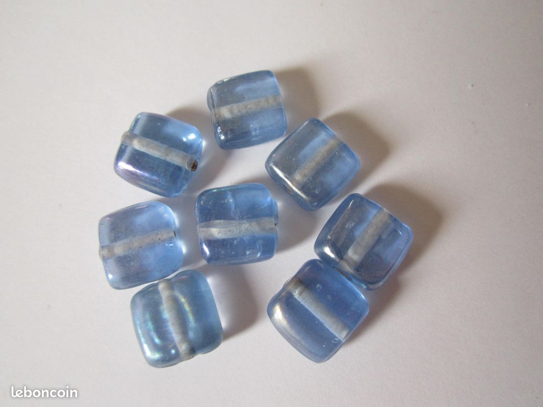 Lot De 600 Perles Anciennes Bleues Torsadées Sur Fils - Vintage Tchécoslovaquie