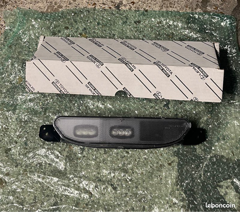 Feu pare choc ar toyota yaris 4 (image 1)