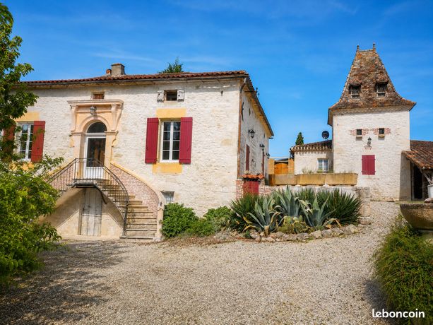 Maison de charme et son pigeonnier aménagé (+ dépendances et terrain)