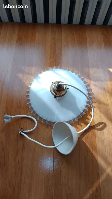 Lampe suspension blanche opaline design vintage abat-jour plissé bon état (image 1)