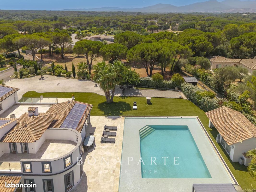 Maison 10 pièces 280 m² · à Roquebrune-sur-Argens · 280 m² · 1 390 000 €
