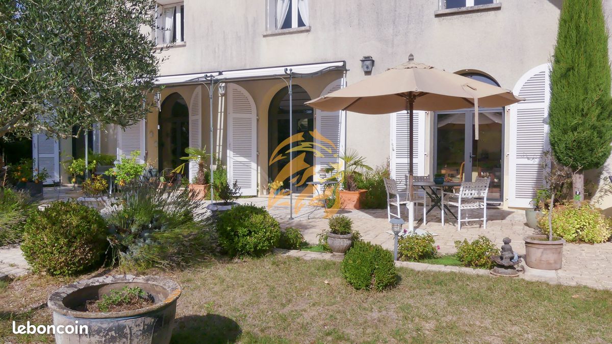 Maison 11 pièces 370 m² - Rivières 16110 La Rochefoucauld (image principale 0)