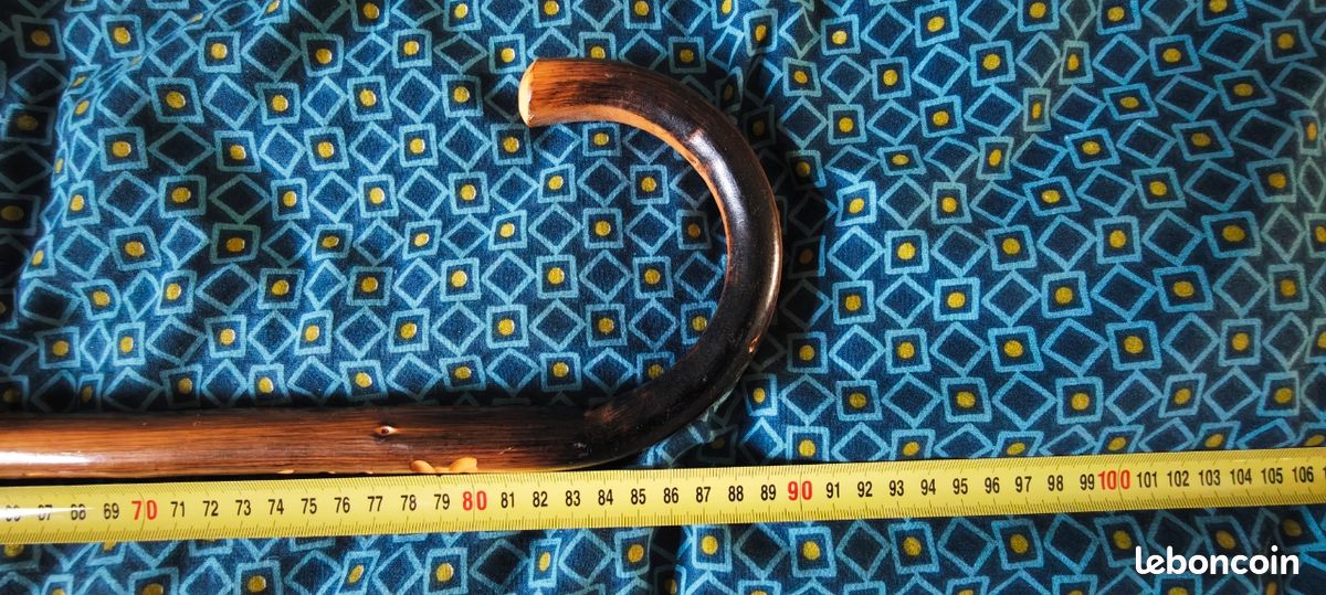 Ancien bâton de marche alpin sculptée et ferré de l'ancienne marque française Lanfrey.

Cette entreprise française produisait ces bâtons et canne de marche de qualité. Elle a dû fermer en (image 3)