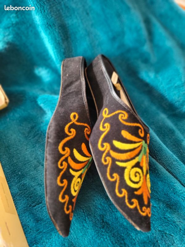 Chaussons Brodés Anciens Aux Couleurs De La Bretagne - Taille 29 - Avec Boîte D'Origine - Occasion