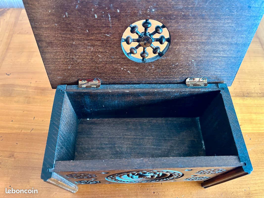 Ancien coffret en bois sculpté breton (image 3)