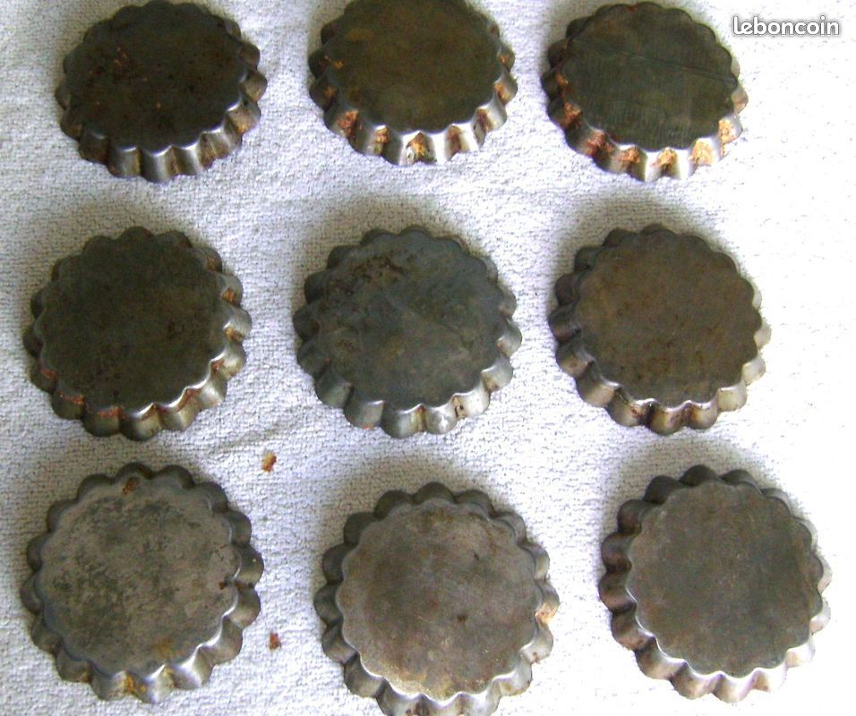 11 petits moules anciens en fer blanc pour la confection de mini gâteaux