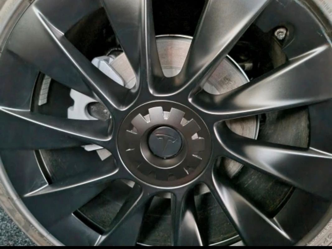 Rajout centre de roue jantes Induction pour Tesla Model Y