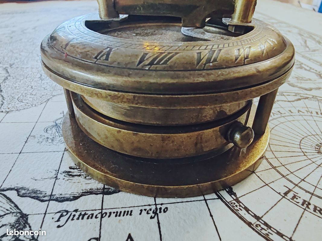 Boussole Miles Drakensberg Boussole Vintage En Laiton DRAKENSBERG « Miles » - Avec Cadran Solaire - Cadeau Voyageur Boussole Laiton Vintage Cadran Solaire Boussole Miles Drakensberg Boussole Vintage En Laiton DRAKENSBERG « Miles » - Avec Cadran Solaire - Cadeau Voyageur Boussole Laiton Vintage Cadran Solaire