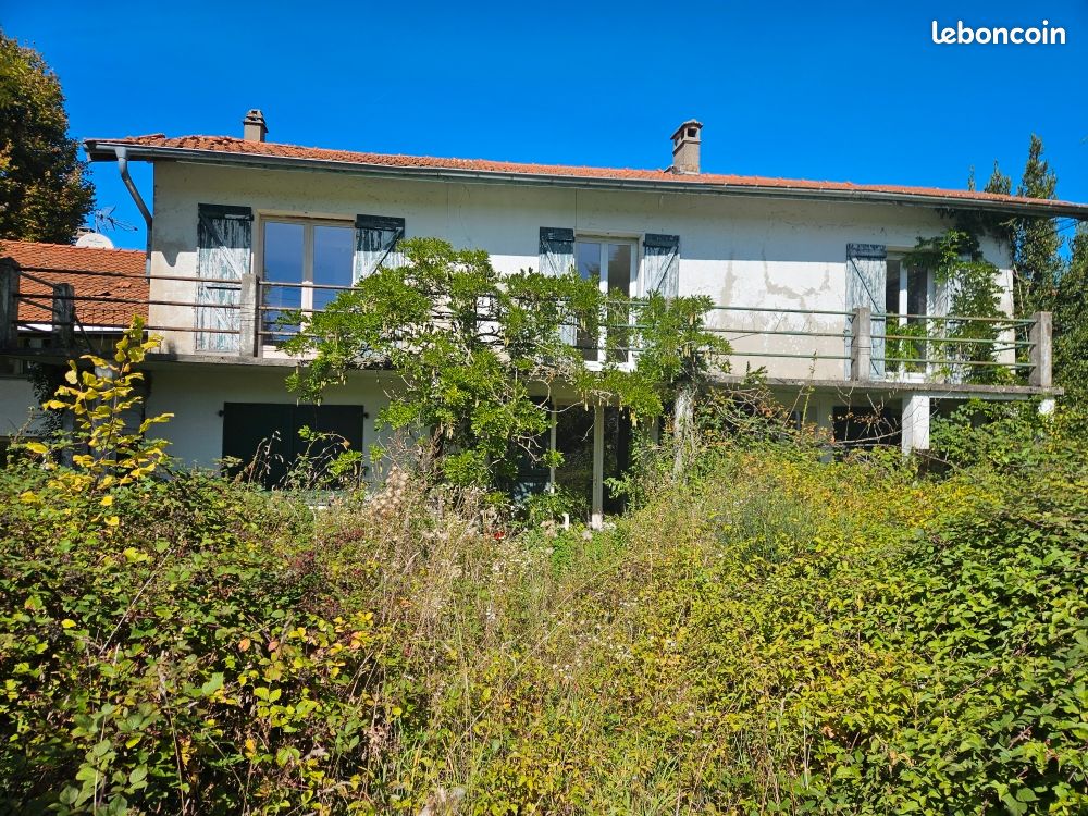 Maison 10 pièces 269 m² · à Montferrat · 269 m² · 140 000 €