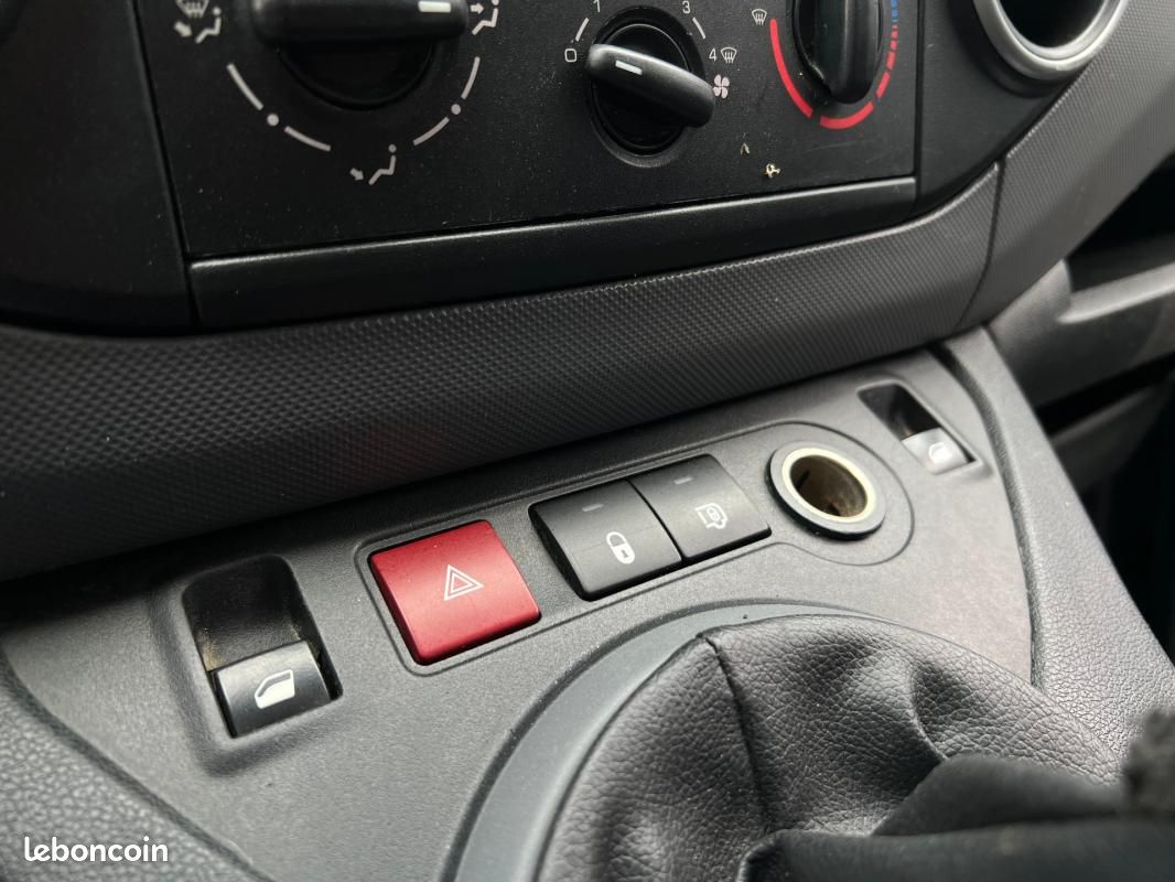 Peugeot Partner FOURGON STANDARD 1.6 BLUEHDI 75 BVM5 PRO / CLIM ECRAN BLUETOOTH ATTELAGE ... (image 17)