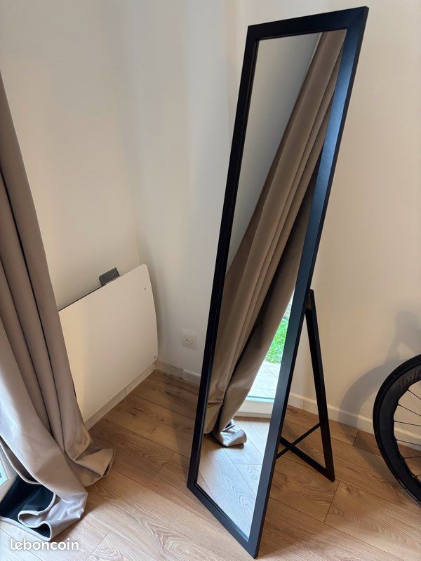 Miroir sur pied noir (image 1)