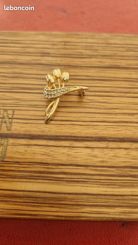 Broche Fantaisie Vintage En Métal Doré Avec Fleurs - Bijou Ancien D'occasion