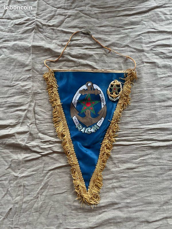 Fanion du RICM avec sa pucelle (image 1)