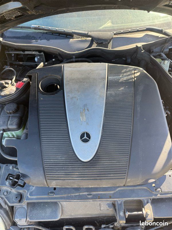 Cache moteur Mercedes C200 de 2004 (image 1)