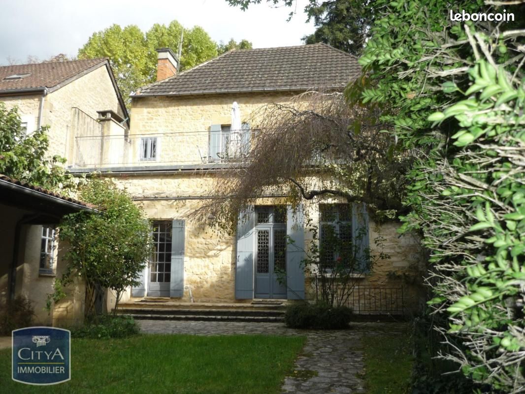 Maison 6 pièces 154 m² · à Sarlat-la-Canéda · 153,6 m² · 1 200 €/mois